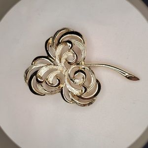 Sarah Coventry open work swirling clover shamrock brooch pin